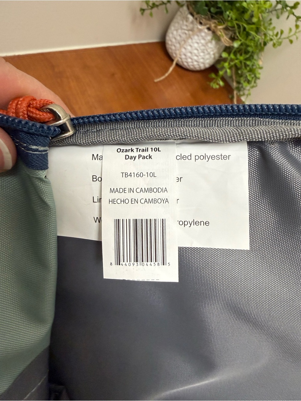 Ozark Trail 10 Liter Day Pack, Light Green, Embossed Fabric for Adults or Kids - Picture 5 of 6